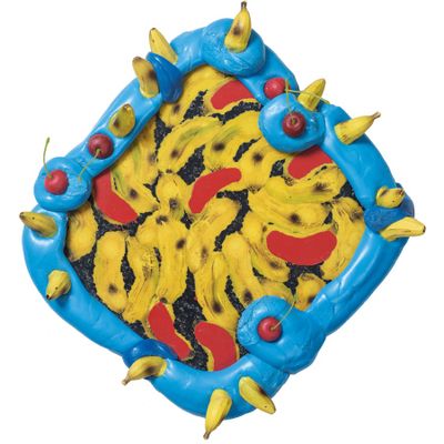 un gâteau bleu et jaune garni de bananes