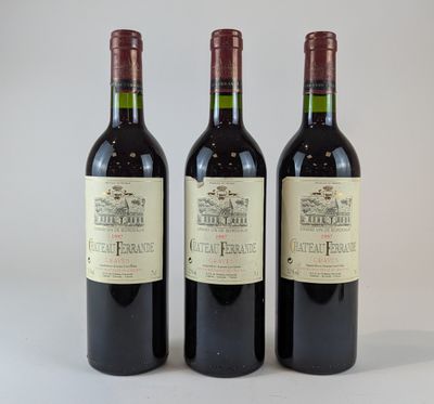 trois bouteilles de vin rouge posées côte à côte sur une table