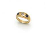 bague en or jaune avec saphirs bleus et diamants