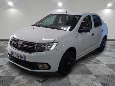 une photo d'une dacia blanche garée dans un garage