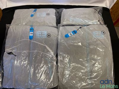 quatre sacs posés dans une valise sur une table