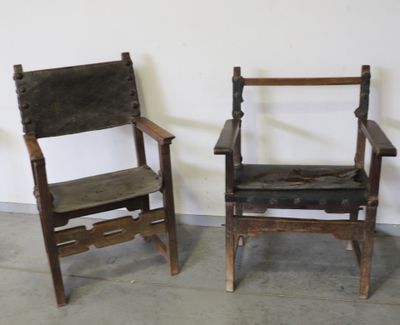deux chaises en bois assises l'une à côté de l'autre dans une pièce