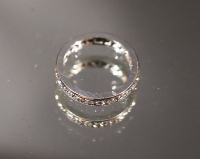 une bague posée sur une table