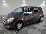 une photo d'une petite voiture marron garée dans un garage