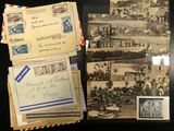 Plusieurs vieilles cartes postales et enveloppes sont exposées sur une table
