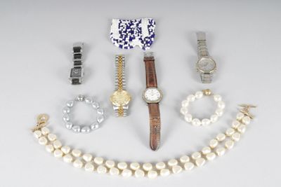 lot de bijoux fantaisie : collier Agatha, bracelets, 4 montr… - Photo 1