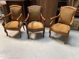 Trois chaises sont placées dans une pièce, à côté d'un meuble.