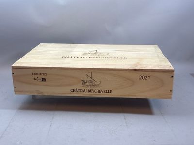 gros plan d'une boîte en bois portant une étiquette