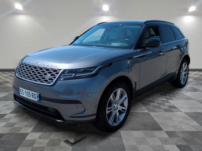 un Land Rover gris garé sur un sol en dalles à damier