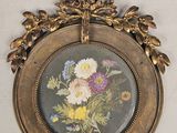 une photo d'un tableau représentant des fleurs accroché au mur