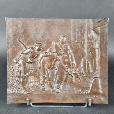 une plaque en bronze représentant une scène où figurent un homme et une femme à cheval