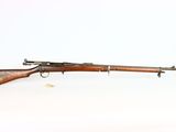 un fusil avec un canon en bois sur fond blanc
