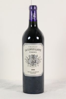 une bouteille de vin posée sur une table