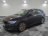 la photo d'une voiture bleue garée dans un garage
