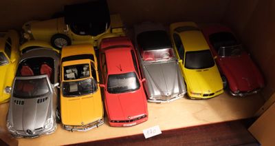tout un tas de petites voitures qui traînent dans une boîte