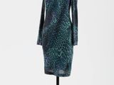 une robe à imprimé léopard vert et noir posée sur un mannequin