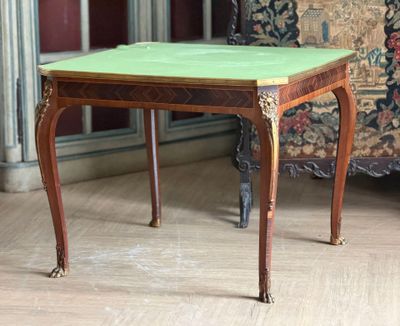 Attribué à SORMANI. TABLE à JEUX, les pieds galbés à montant…