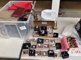 une table sur laquelle sont posés de nombreux bijoux