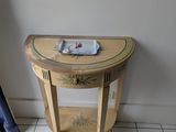 une petite table sur laquelle est posé un magazine