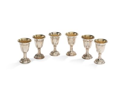un ensemble de cinq gobelets et tasses en argent sur fond blanc