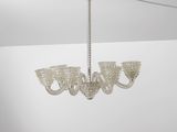 un lustre blanc suspendu au plafond d'une pièce