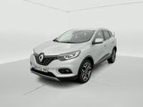 Une voiture blanche est garée dans une pièce blanche.
