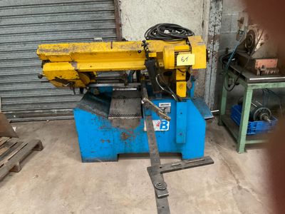 la photo d'une machine qui se trouve dans un garage