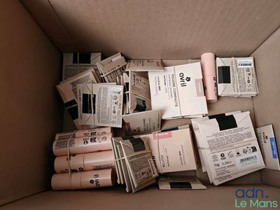 une boîte en carton remplie de différents types d'appareils électroniques