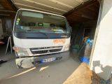 un camion garé dans un garage