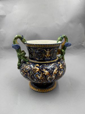 un vase bleu et or orné de deux oiseaux