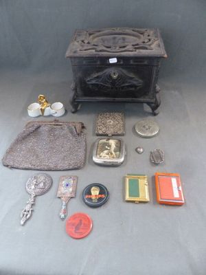 un grand nombre d'objets posés sur une table
