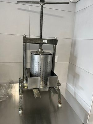 une machine posée sur une table en métal