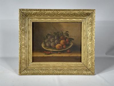une peinture représentant une corbeille de fruits posée sur une table, sur fond blanc