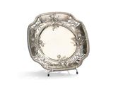 un plat ancien en argent orné d'un motif floral
