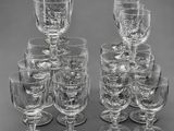 plusieurs verres à vin vides empilés les uns sur les autres sur une table