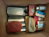 une boîte en carton remplie de nombreux types de bagages différents