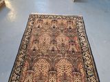un tapis posé à même le sol dans une pièce où se trouvent une chaise et d'autres objets