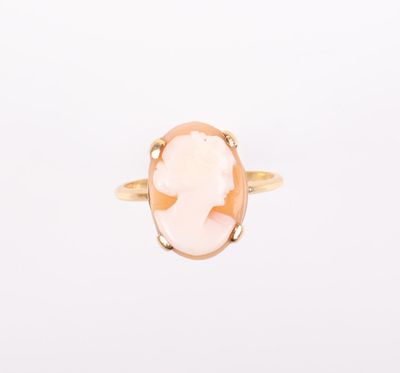 une bague en or avec une pierre rose au centre