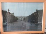 une photo d'une rue, encadrée