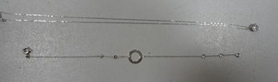 un mur sur lequel sont accrochés tout un tas de colliers de différents types