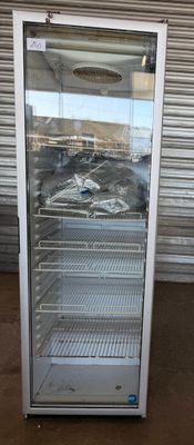 une photo d'un congélateur à porte vitrée dans un entrepôt