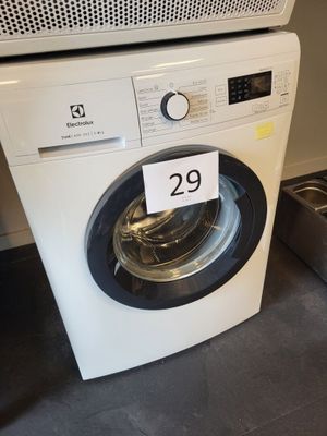une machine à laver sur laquelle est apposée une étiquette de prix