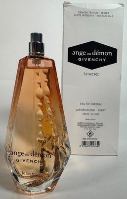 une photo d'un flacon de parfum « Angel Demon » de Givenchy posé à côté d'une boîte