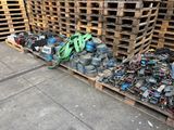 un gros tas d'articles divers posés sur une palette