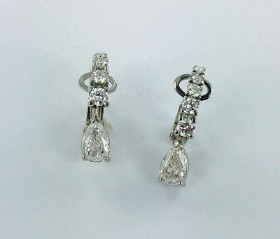 paire de boucles d'oreilles en diamant sur fond blanc