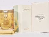 un flacon de parfum à côté d'un coffret de parfum