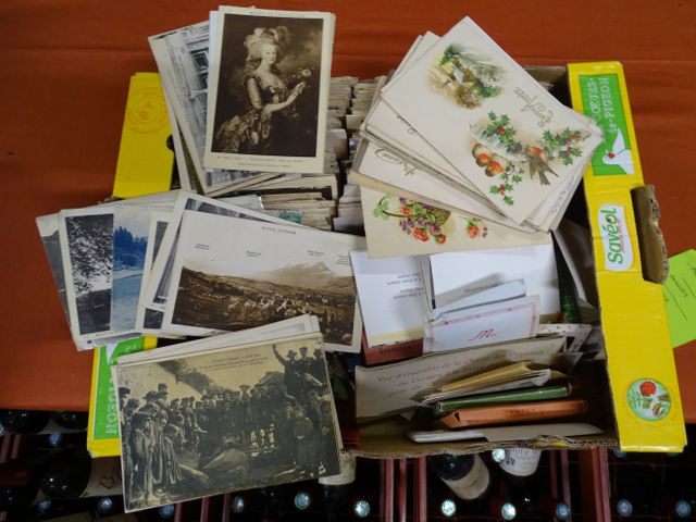 Lot de cartes postales fantaisies, carnets, divers