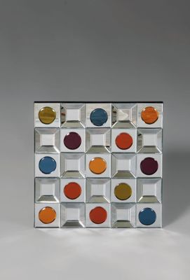 une photo d'un objet coloré posé sur une surface blanche