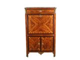 une image d'une armoire en bois avec deux portes