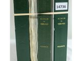 trois livres sont empilés sur une table